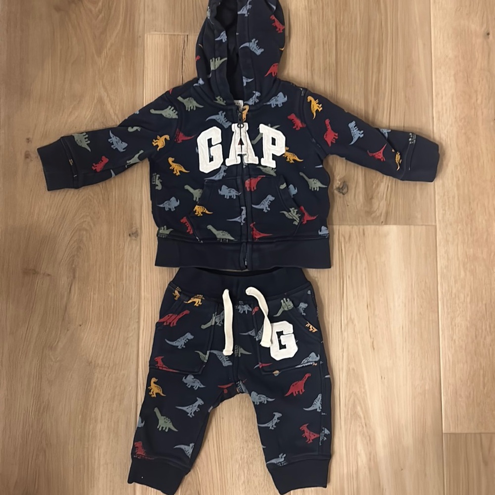 Gap, boys, 6 to 12 months zip up dinosaur sweatsuit
